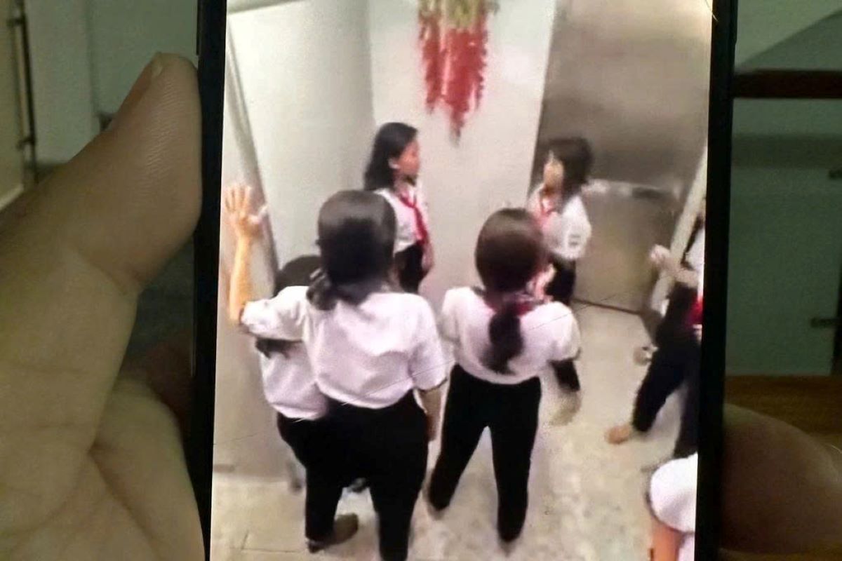 Rợn cảnh nữ sinh bị nhóm bạn vây đánh trong nhà vệ sinh trường học ở TP HCM