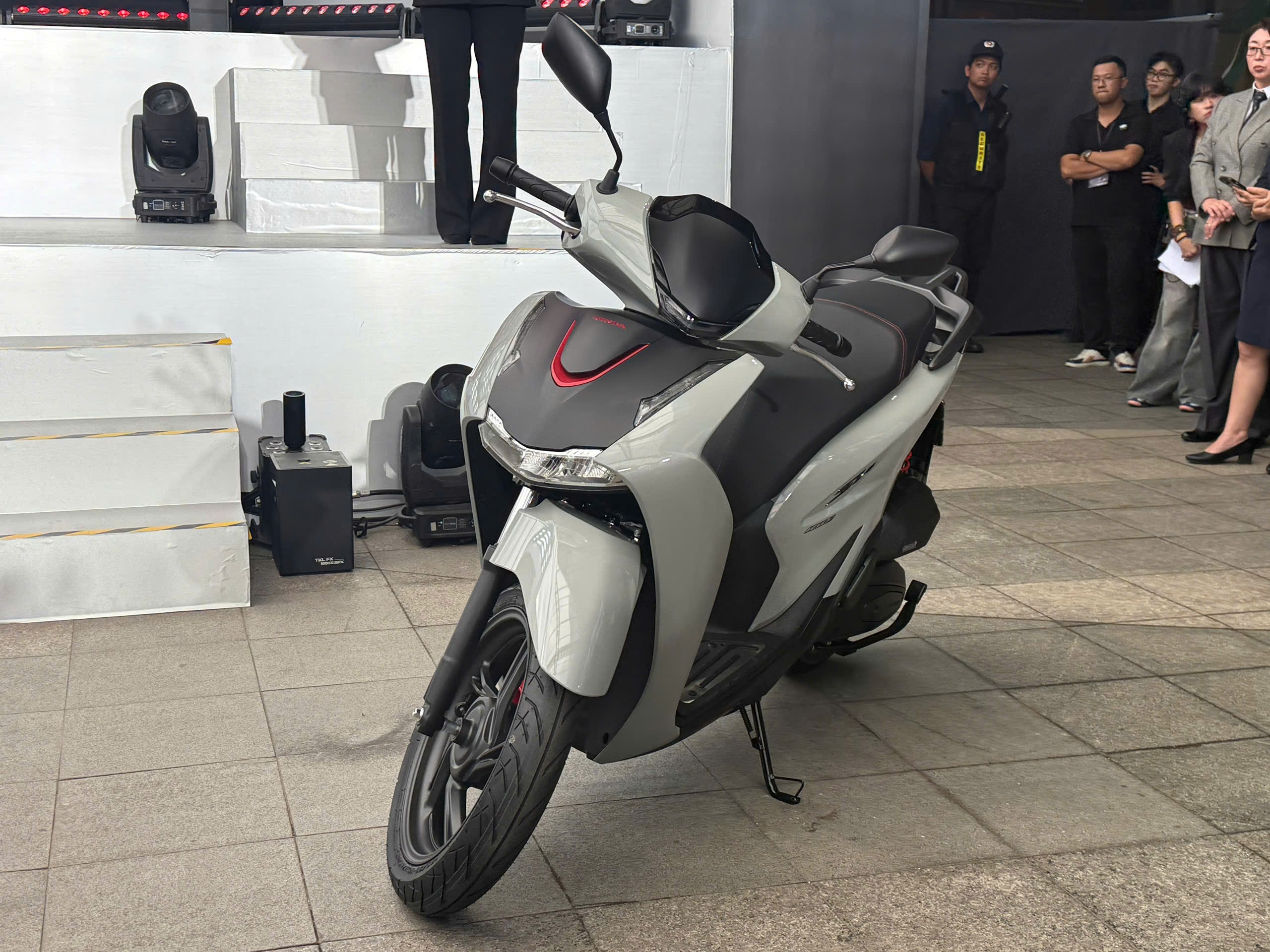 Honda SH 2026 chính thức ra mắt tại Việt Nam với giá hấp dẫn, nhưng bị chê vì một điểm duy nhất ảnh 2