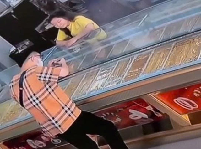 Chân dung nam thanh niên ăn mặc bảnh bao giả vờ mua vàng rồi táo tợn cướp vàng tẩu thoát