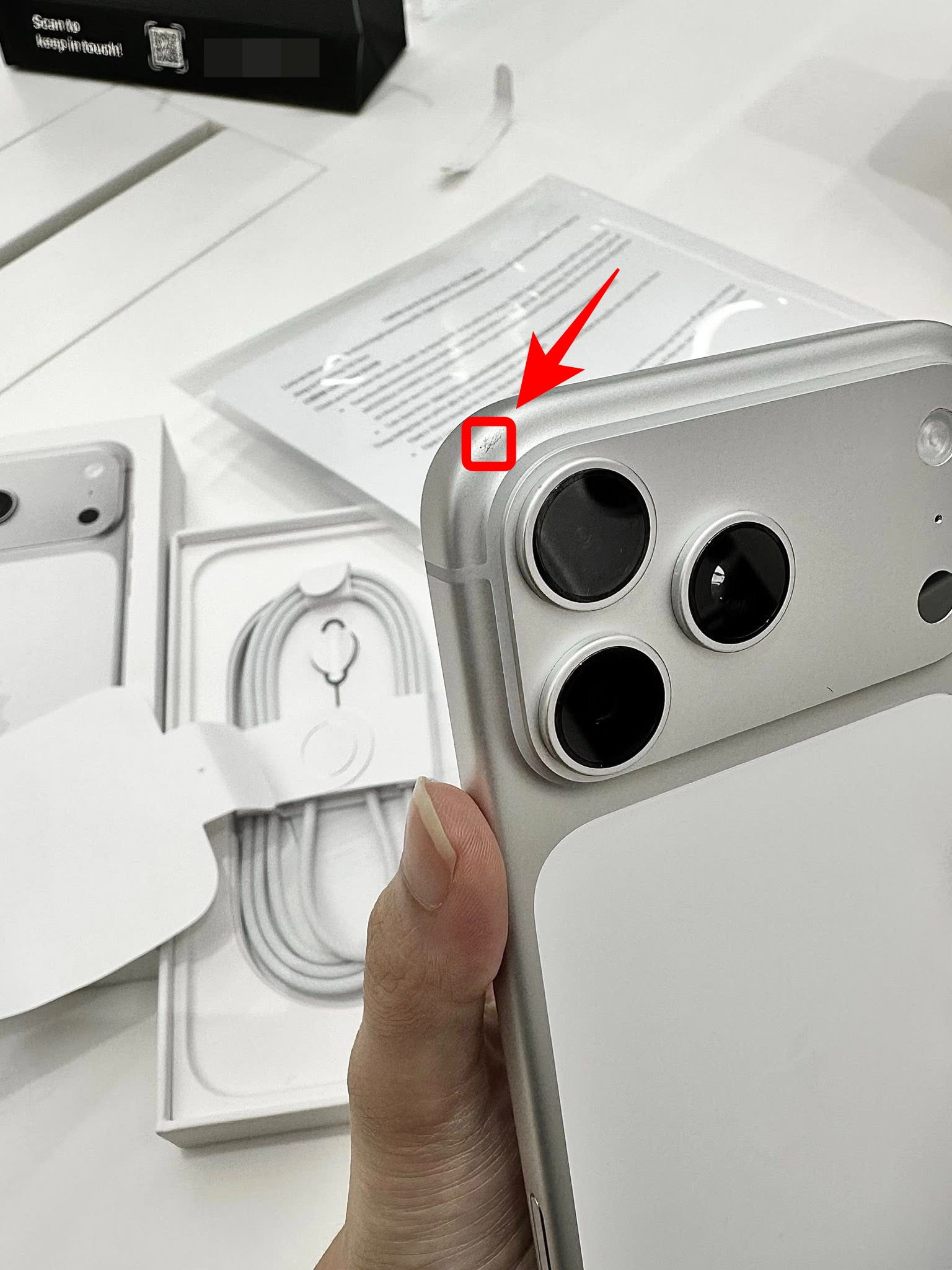 Lùm xùm vụ cửa hàng uỷ quyền Apple tại Việt Nam từ chối đổi iPhone 17 Pro Max bị xước khi vừa mở hộp