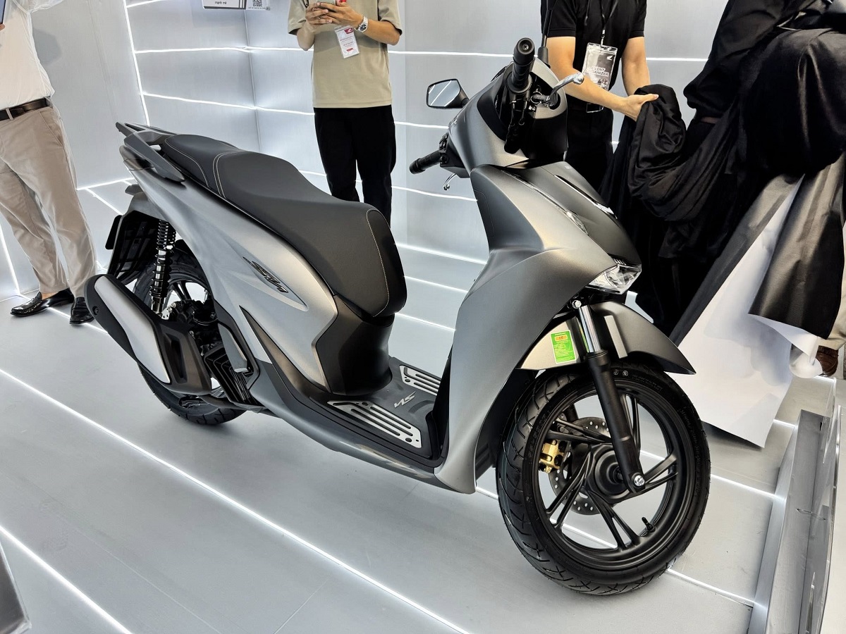 Bảng giá xe Honda SH tháng 11/2025 mới nhất: SH 2026 vừa ra mắt quá đẹp, bản cũ xả kho \'rẻ như bèo\'