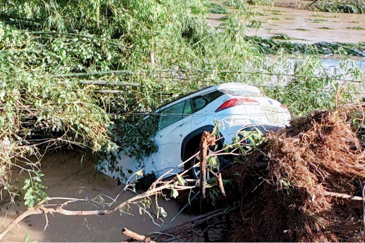 Đắk Lắk: Rợn cảnh ô tô chở 2 người trôi xiết theo dòng nước lũ