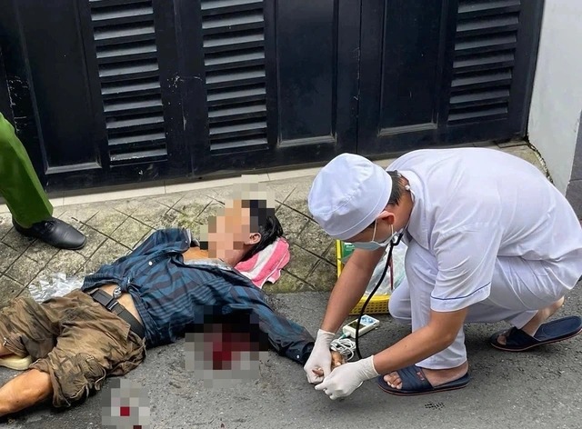 Hiện trường đau lòng người bán vé số khuyết tật tử vong ven đường bên cạnh vũng máu ở TP.HCM