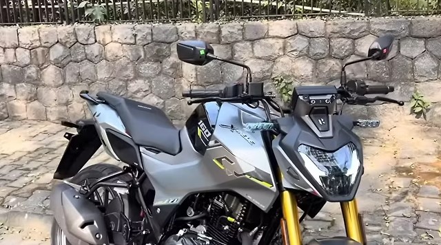 Tin xe 7/11: ‘Kẻ huỷ diệt Yamaha Exciter và Honda Winner R\' về đại lý, hứa hẹn hút khách nhờ giá rẻ