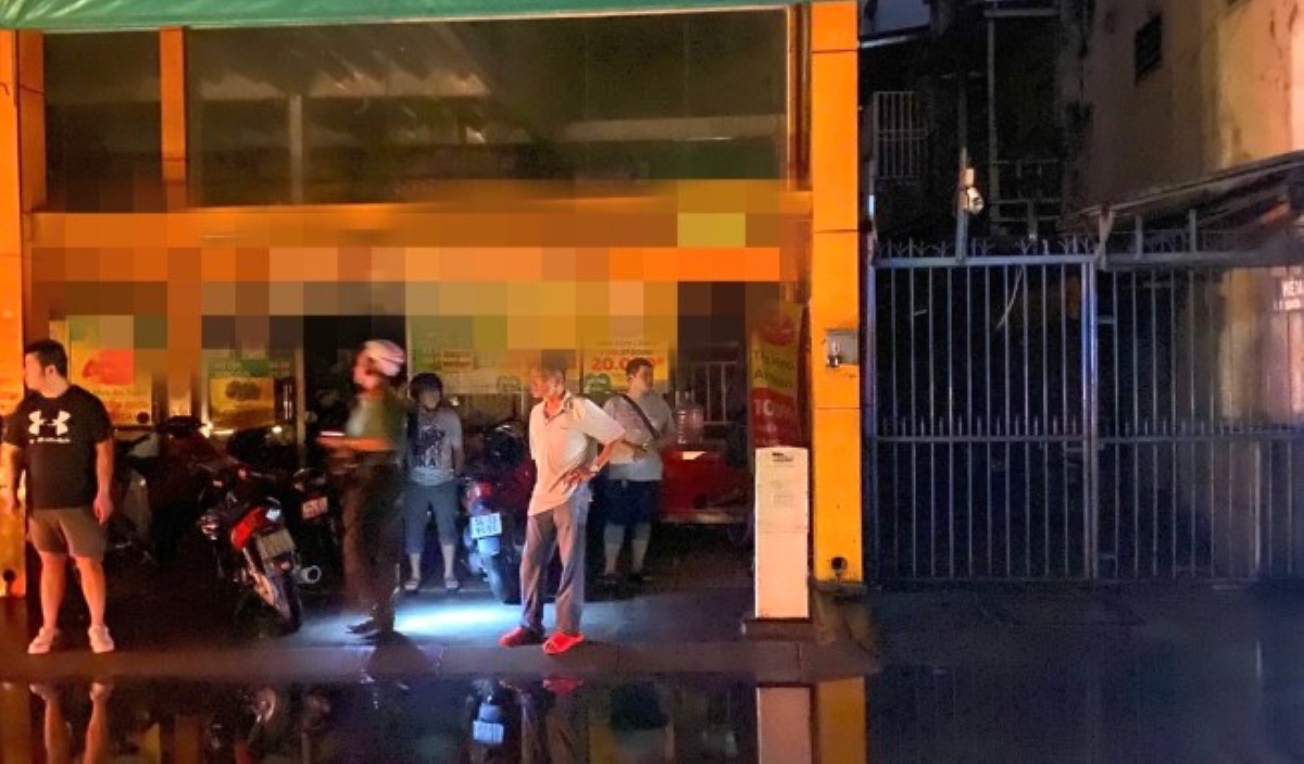 TP.HCM: Nam thanh niên đi bộ trên đường bất ngờ co giật rồi bất tỉnh, hé lộ hiện trường