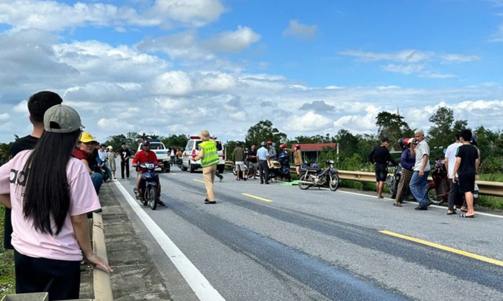 Va chạm giữa xe máy và xe đầu kéo ở Hà Tĩnh: Chồng đau đớn nhìn vợ ra đi mãi mãi, hiện trường tai nạn gây ám ảnh