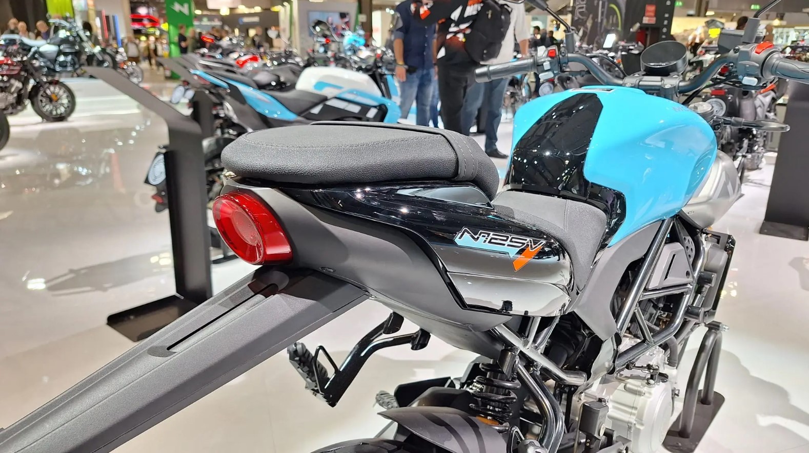 Dẹp Yamaha Exciter và Honda Winner R đi, ‘vua côn tay’ 125cc mới của Ý ra mắt với ABS 2 kênh cực xịn ảnh 4