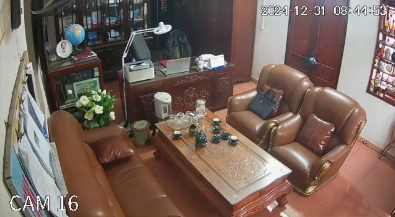 Danh tính người đàn ông lộ nhiều hình ảnh ‘thân mật’ với nhiều phụ nữ trong phòng làm việc ở Ninh Bình