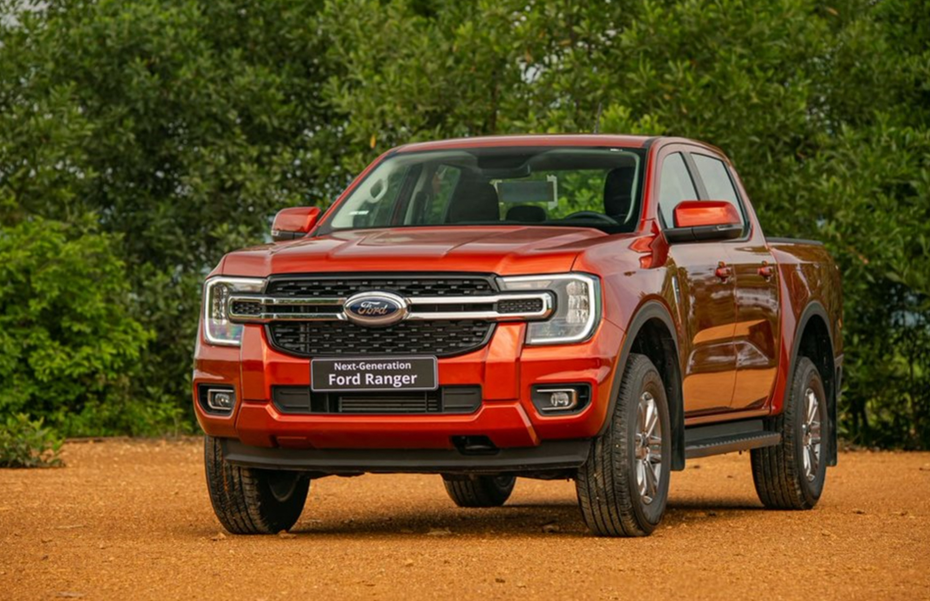 ‘Vua bán tải’ Ford Ranger giảm giá tới 120 triệu đồng, bản tiêu chuẩn rẻ hơn cả Toyota Hilux