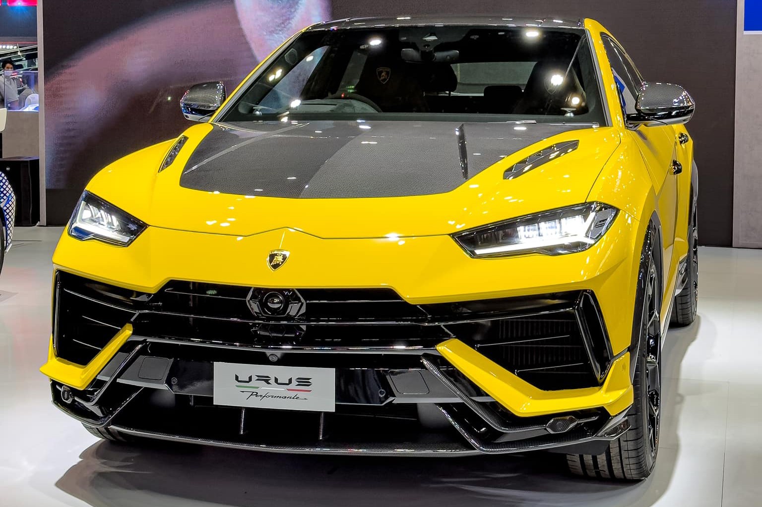 sieu-bo-lamborghini-tai-viet-nam-dong-loat-bi-trieu-hoi-vi-nap-ca-po-loi-ky-thuat3-1762923259.jpg