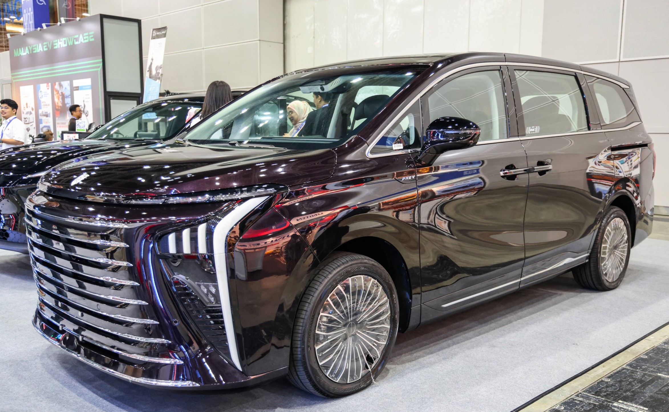 1mpv-7-cho-hybrid-moi-de-net-toyota-alphard-xe-gia-dinh-voi-thiet-ke-sang-chanh-hien-dai-1763022009.jpg