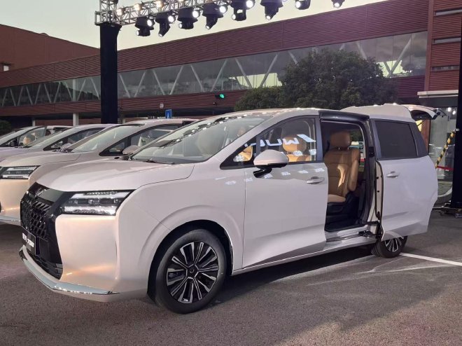 MPV 7 chỗ Starlight 730 ra mắt: ‘Xe gia đình quốc dân’ giá 260 triệu thách thức Mitsubishi Xpander