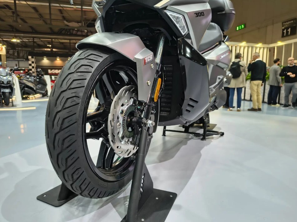 Đối thủ ‘một 9 một 10’ với Honda SH chính thức ra mắt với loạt trang bị đẳng cấp, giá dự kiến 'mềm' ảnh 4