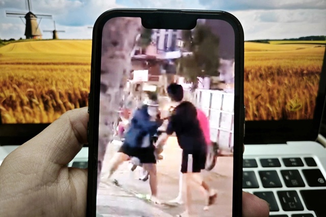 Hé lộ nguồn cơn 2 cặp nam nữ ẩu đả từ lòng đường lên vỉa hè ở TP.HCM, công an vào cuộc