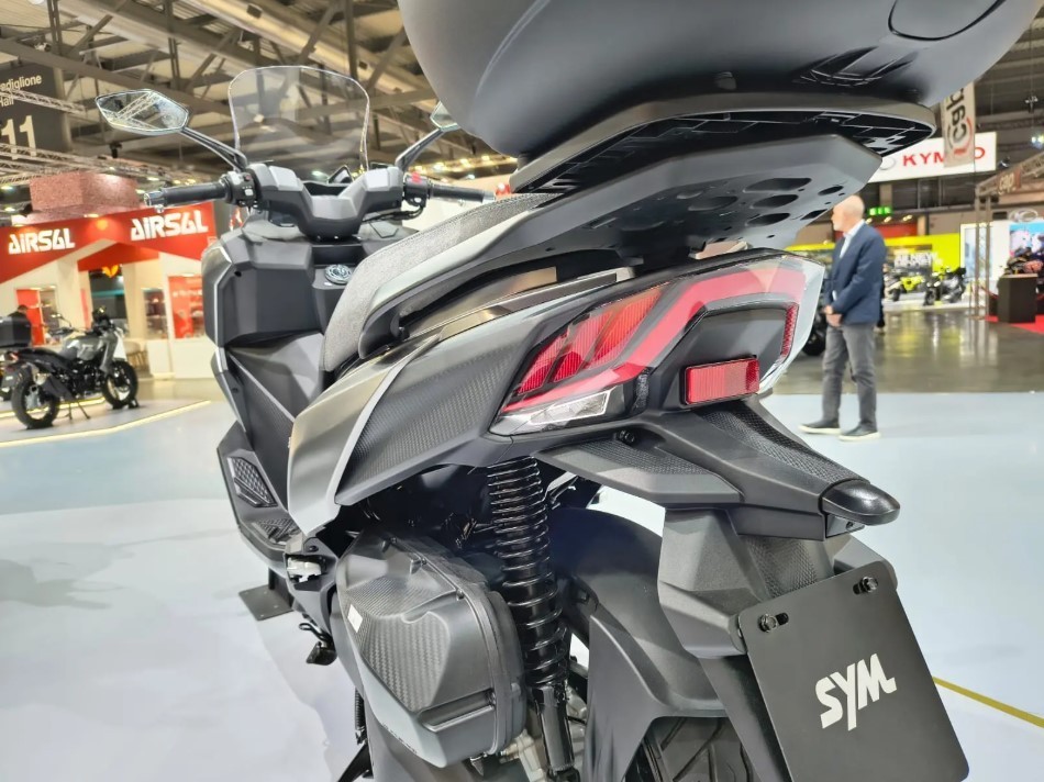 Tin xe hot 13/11: ‘Khắc tinh của Honda SH’ ra mắt với thiết kế hầm hố, trang bị tối tân, giá hấp dẫn ảnh 1