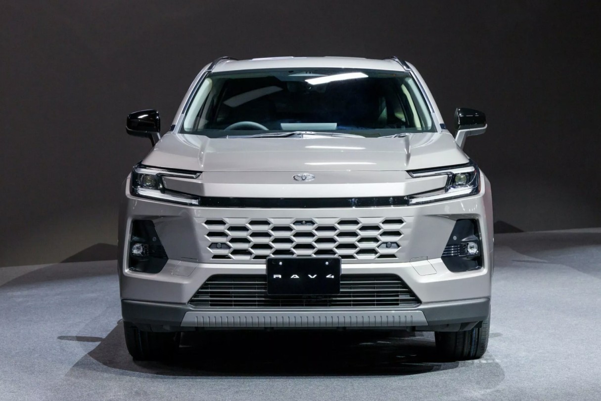 toyota-rav4-2026-doi-gia-gan-4000usd-nhieu-khach-hang-can-nhac-lua-chon-khac2-1763031143.jpg