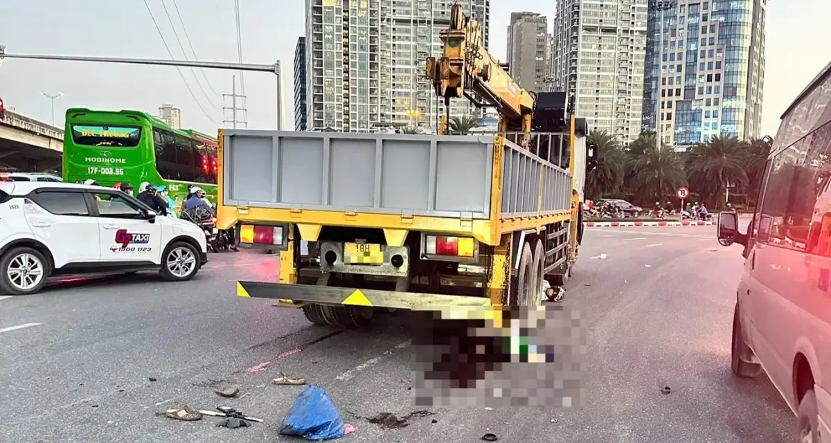 Hiện trường ám ảnh vụ xe máy va chạm xe tải cẩu, một phụ nữ tử vong giữa ngã tư Phạm Hùng - Đại lộ Thăng Long