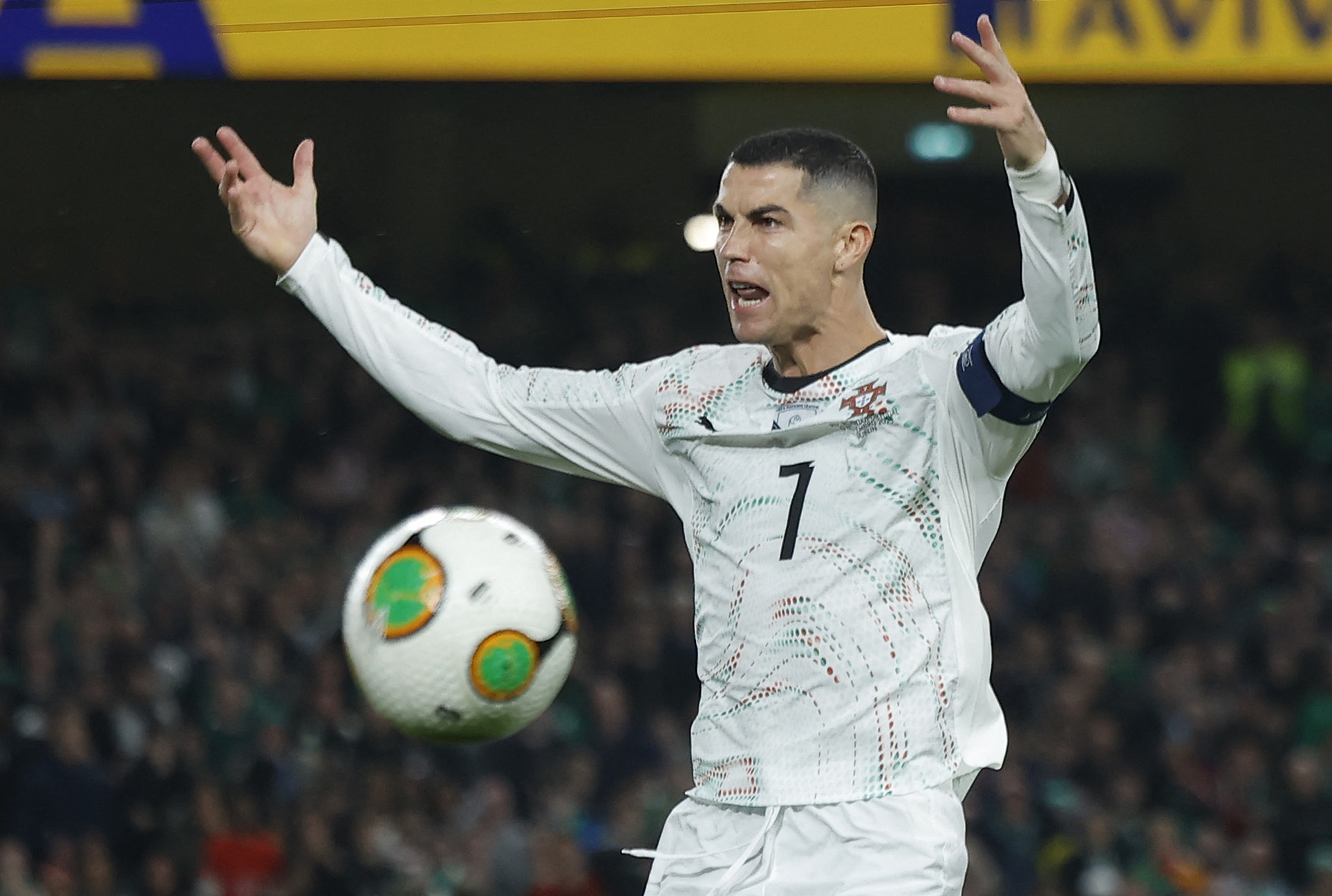 Ronaldo bị thẻ đỏ khiến Bồ Đào Nha chưa thể đến World Cup, play-off châu Á  vẫn nóng