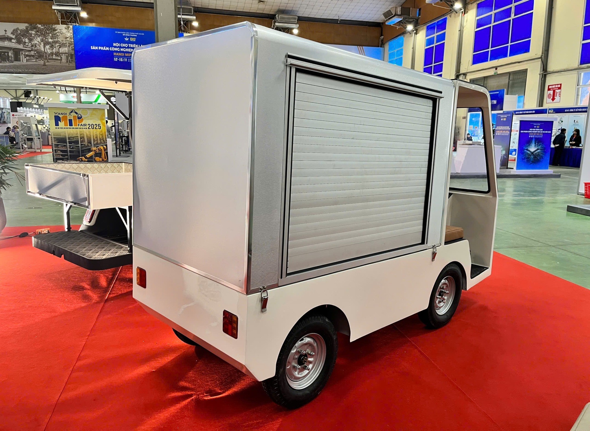 2xe-tai-dien-mini-made-in-vietnam-gia-chi-35-trieu-dong-re-hon-xe-may-phu-hop-cho-hang-nho-gon-1763089993.jpg