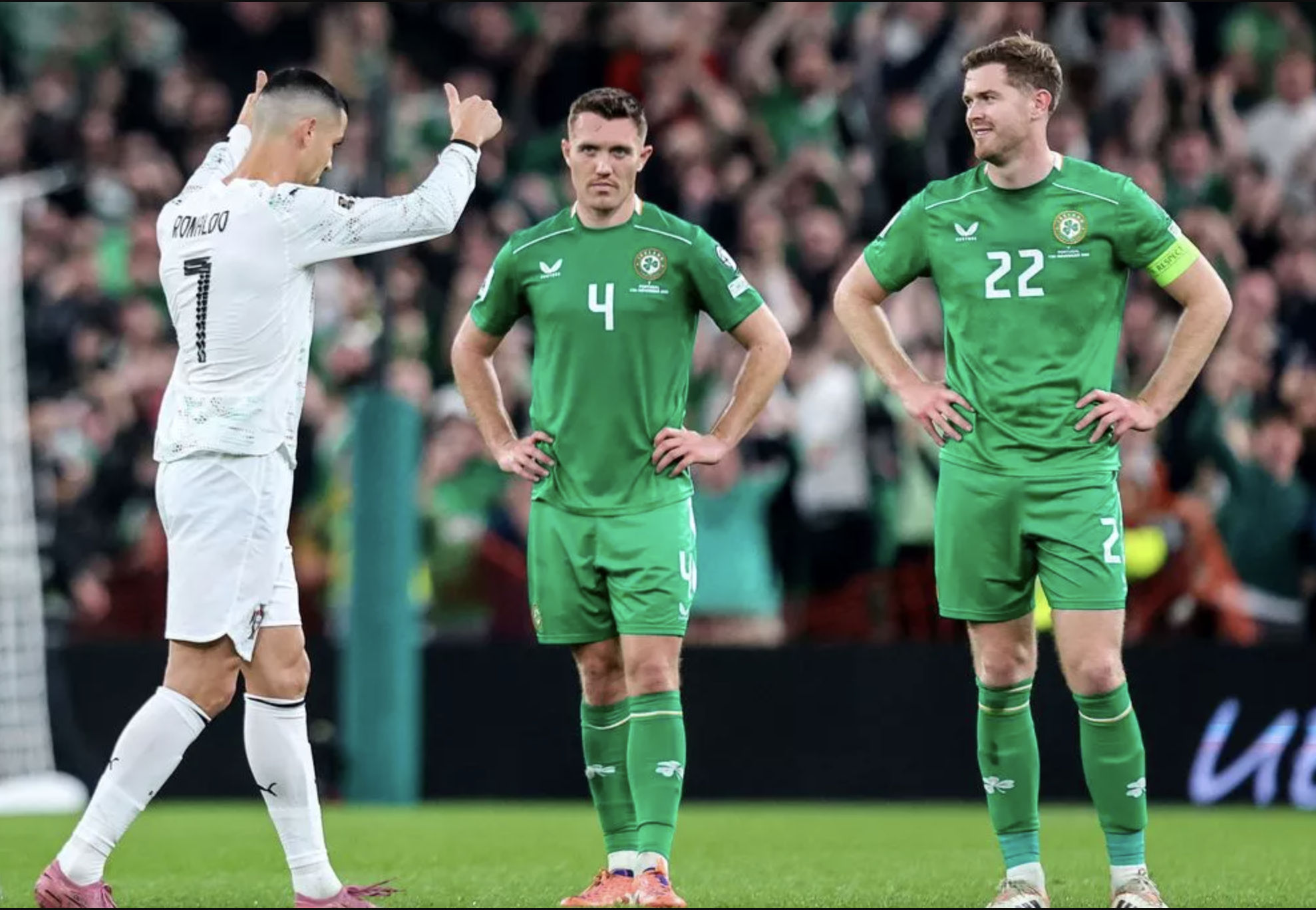 Ronaldo nhận thẻ đỏ sốc, Bồ Đào Nha thua tan tác ở Ireland