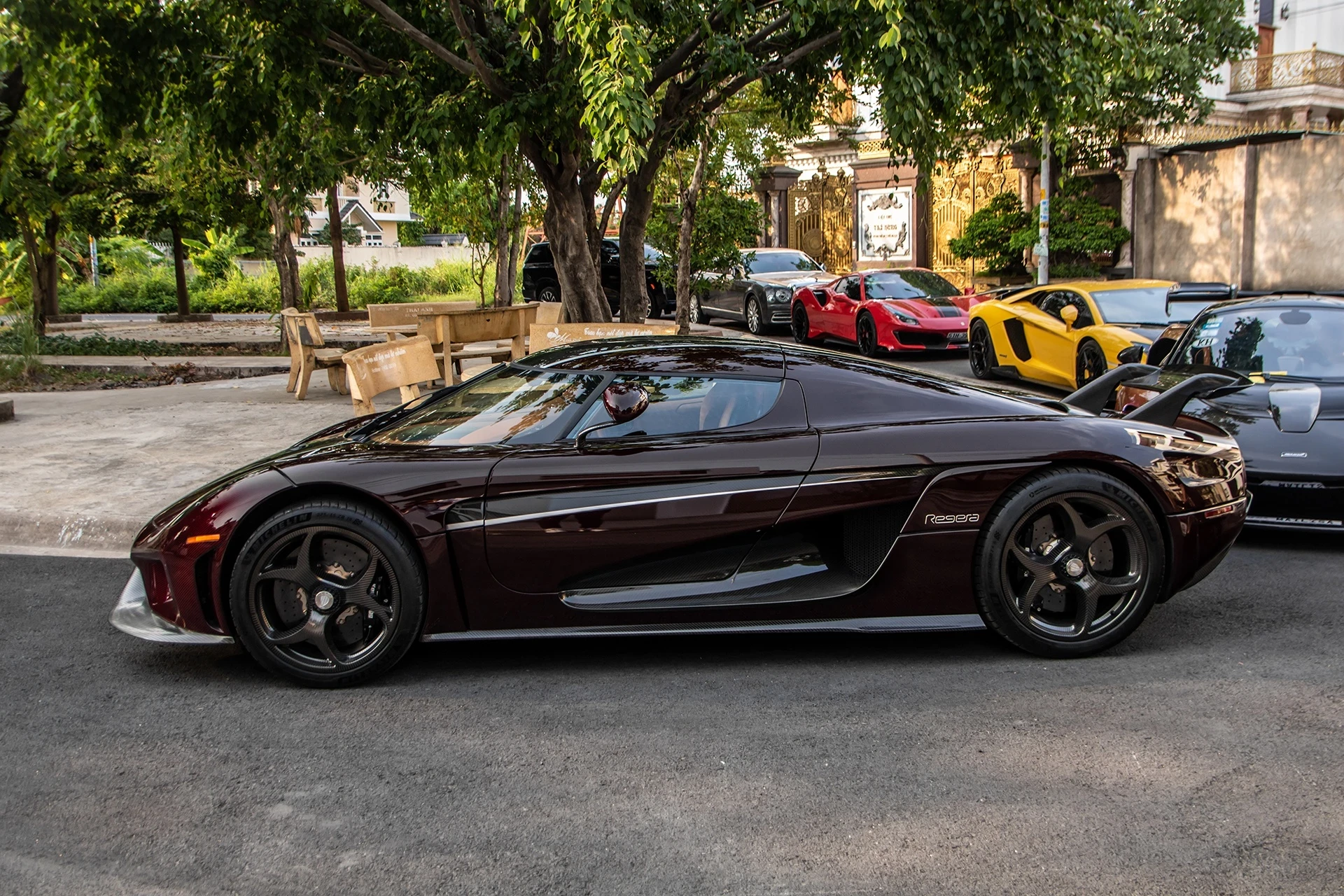 ngam-nhin-sieu-xe-koenigsegg-regera-gia-200-ty-dong-cua-ong-chu-malisa4-1763089791.webp