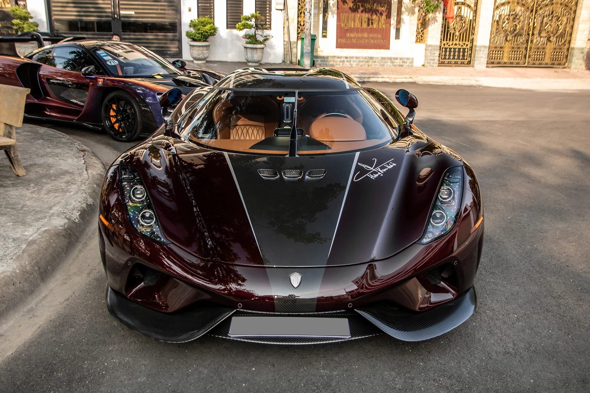 ngam-nhin-sieu-xe-koenigsegg-regera-gia-200-ty-dong-cua-ong-chu-malisa6-1763089915.webp