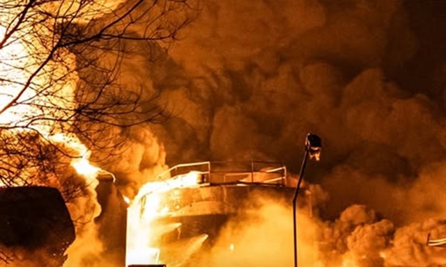 Ukraine phá hủy tàu, nhiều tòa chung cư và 1 kho dầu của Nga chìm trong biển lửa