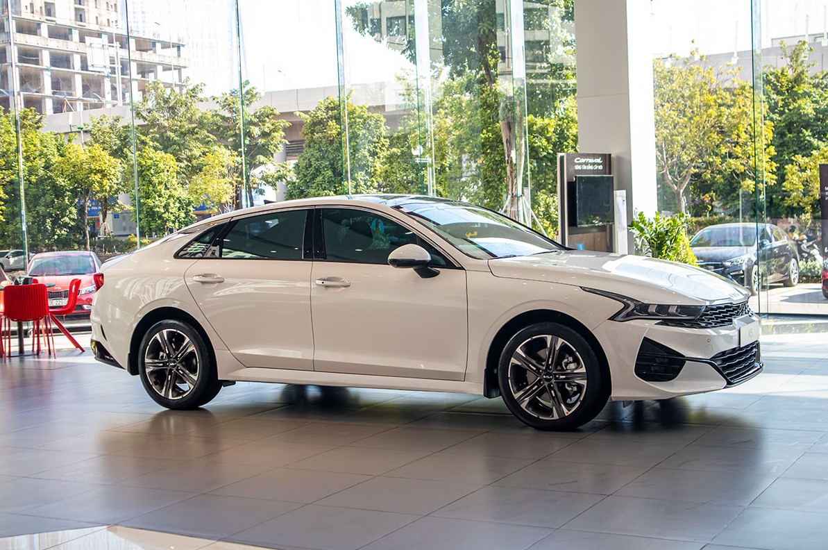 Nhận ưu đãi khủng, giá lăn bánh Kia K5 giảm cực mạnh khiến ‘ngôi vương’ của Toyota Camry \'lung lay\'