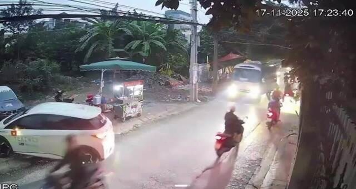 Thầy dạy lái nổi tiếng lùi xe ngang đường, bị xe khách húc trúng đuôi, ai đúng ai sai?