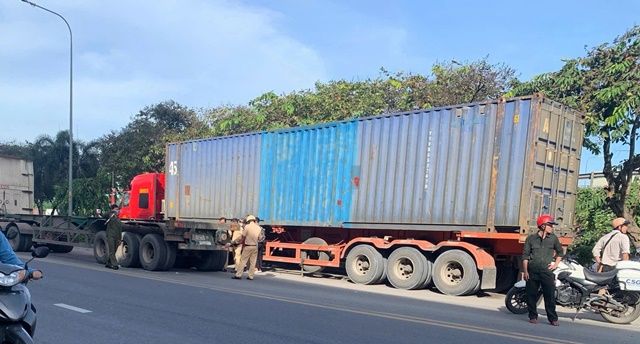 Hiện trường ám ảnh vụ nữ sinh lớp 9 bị kẹp giữa 2 xe container, tử vong trên đường đi học