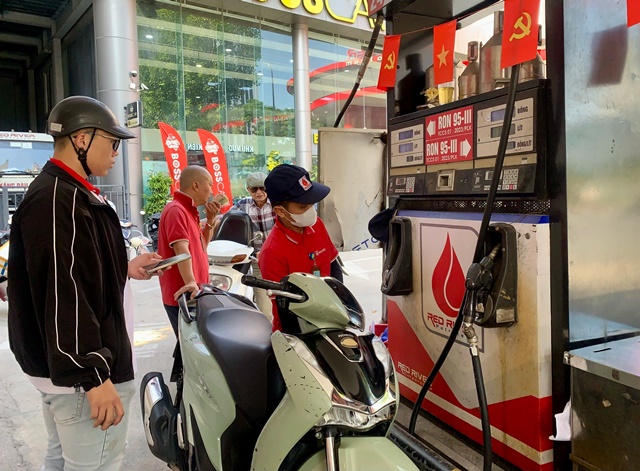 Dự báo giá xăng dầu ngày mai có thể tăng tiếp, biến động liên tục khi chính trị bất ổn