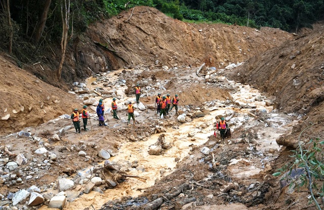 Sạt lở núi kinh hoàng ở Đà Nẵng khiến 3 người bị vùi lấp, mới tìm thấy 1 thi thể không nguyên vẹn