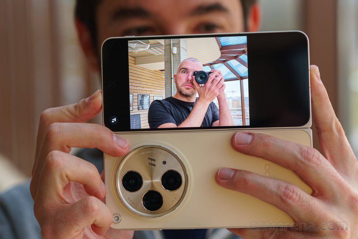 Đây là chiếc điện thoại màn gập ngang giá siêu rẻ, ‘out trình’ Galaxy S25 Ultra nhờ loạt trang bị cực đỉnh