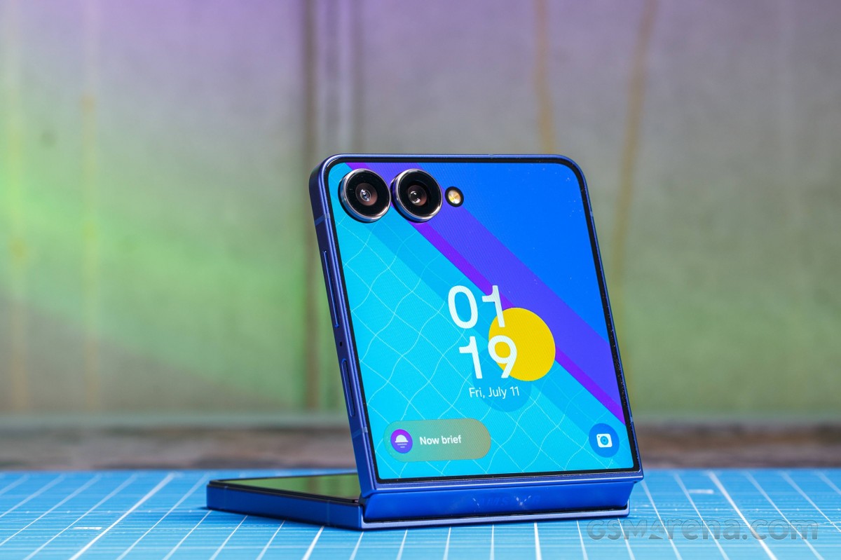 Đây là chiếc smartphone màn gập nhỏ gọn mạnh nhất hiện nay, AI xịn đáng mua hơn iPhone 17