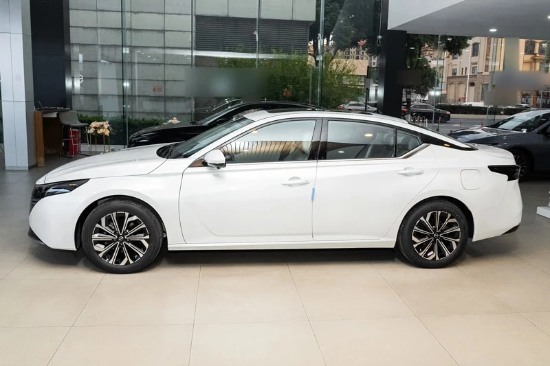 4nissan-trinh-lang-sedan-tham-vong-doat-ngoi-toyota-camry-gia-hon-500-trieu-dong-ngap-cong-nghe-1763876358.jpg