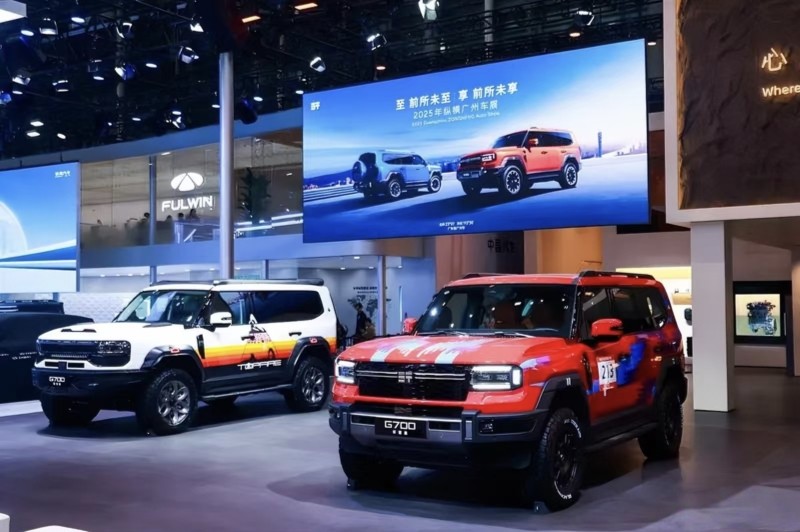 3quai-vat-suv-dia-hinh-doi-dau-land-rover-defender-cong-suat-khung-560-kw-nhieu-cong-nghe-1763976086.jpg