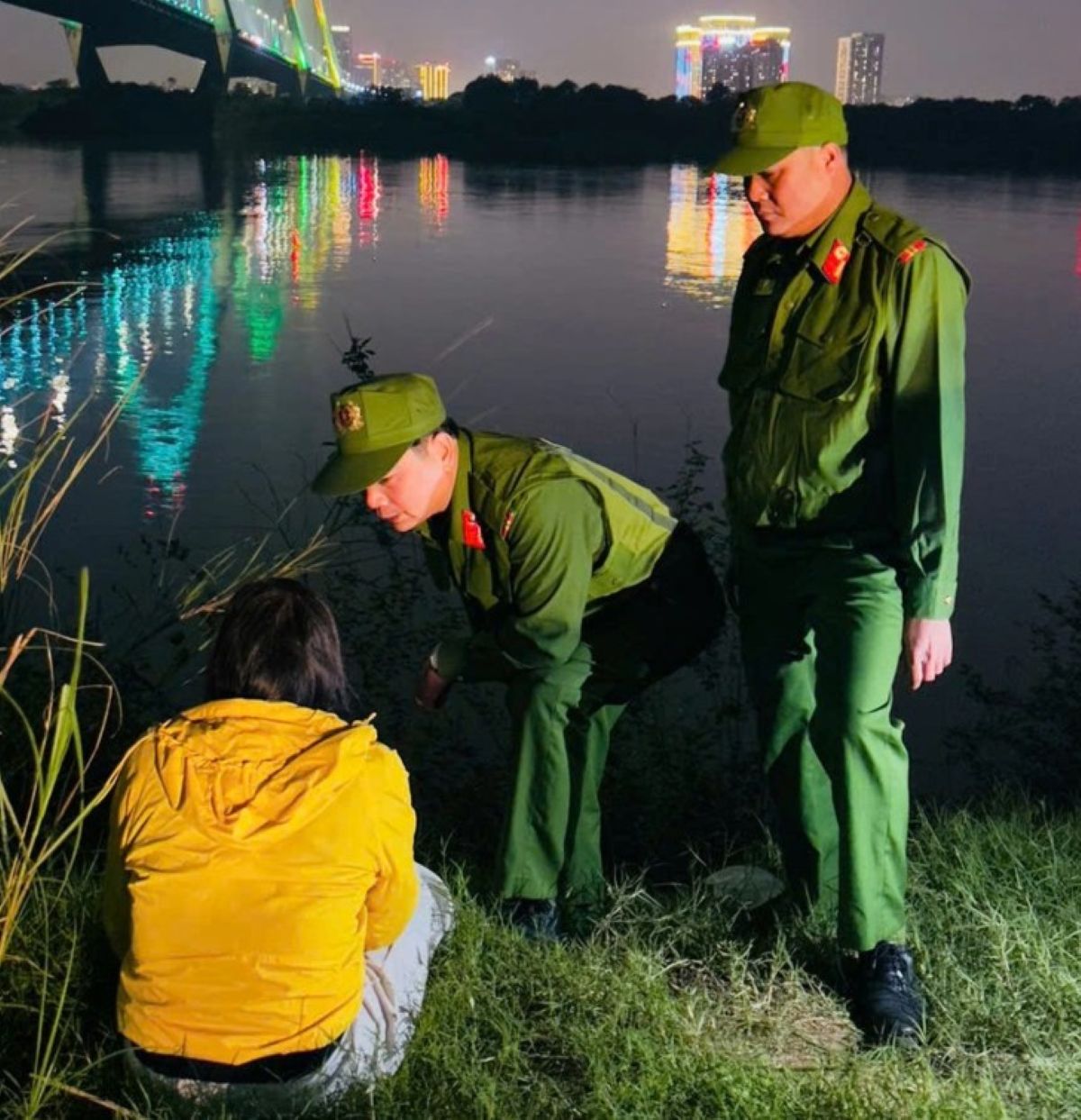 Phát hiện người phụ nữ có ý định nhảy cầu Nhật Tân, Hà Nội: Hé lộ nguyên nhân ban đầu