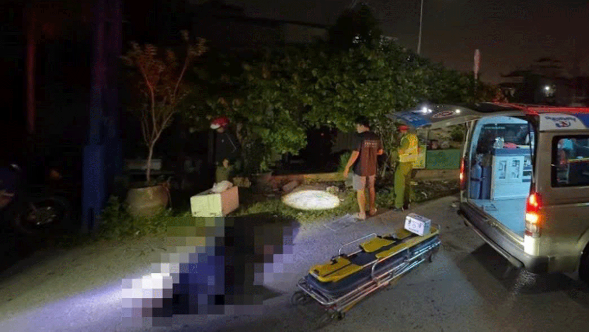 Người dân tá hỏa khi chứng kiến cảnh nam thanh niên bị đâm vào ngực, gục ngay trước cổng thôn