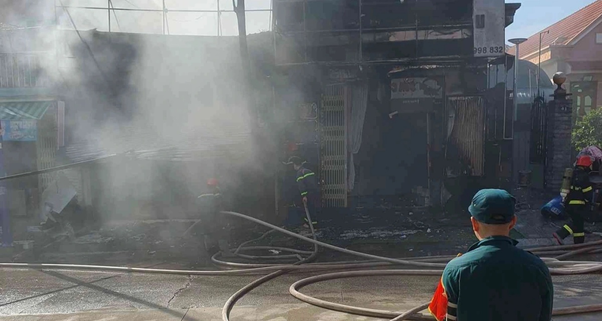 Hiện trường cháy cửa tiệm giày dép ở TPHCM, hé lộ nặng nề thiệt hại ban đầu