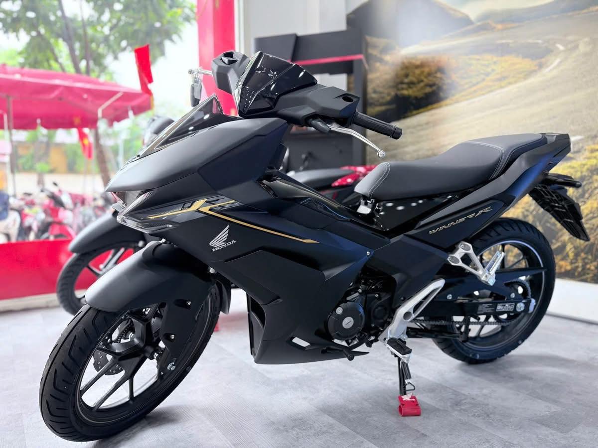 Bảng giá xe Honda Winner R 2026 cuối tháng 11/2025 giảm cực mạnh: \'Gây khó dễ\' Exciter 155 vì quá rẻ