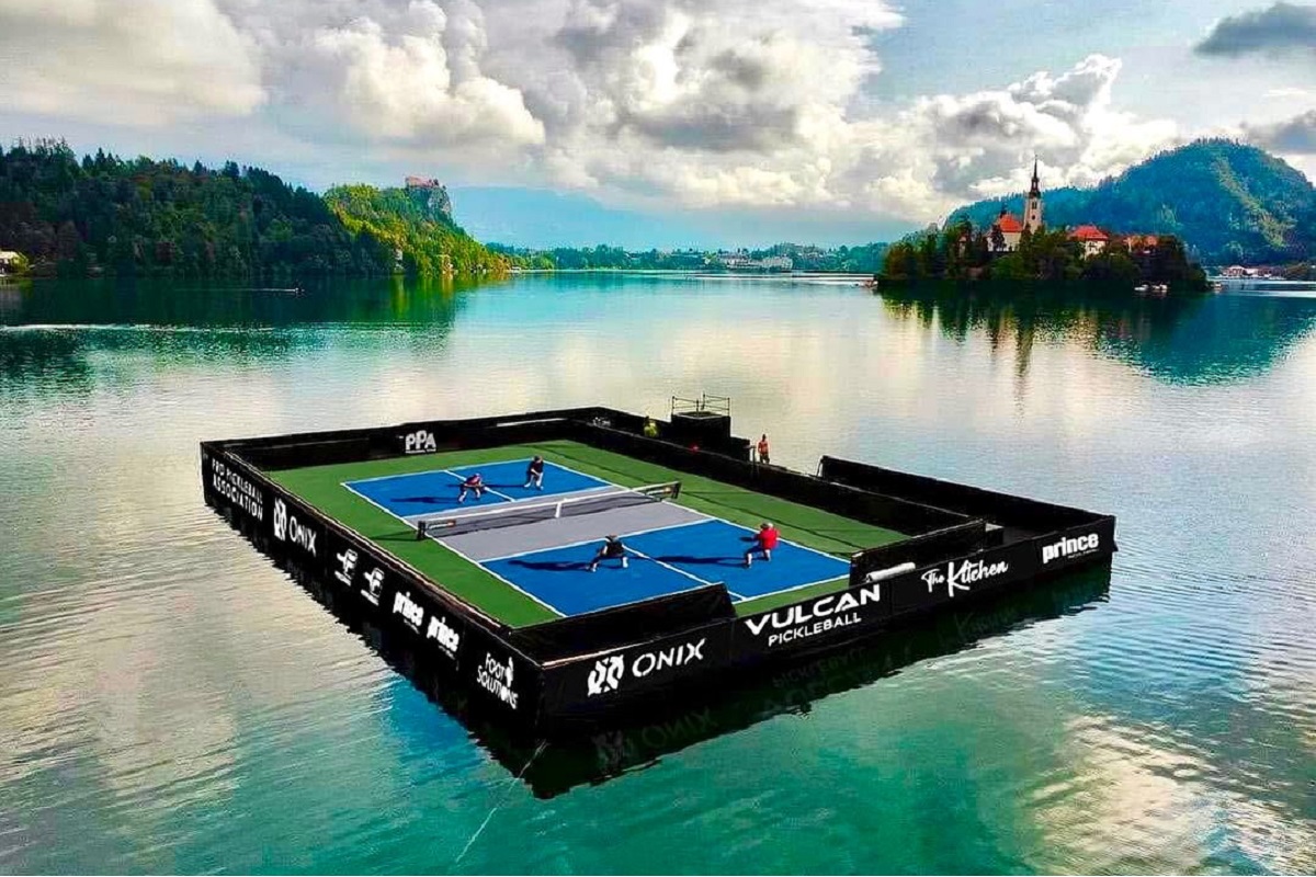 Siêu sao NBA khiến cộng đồng pickleball choáng ngợp với sân bóng nổi trên mặt hồ