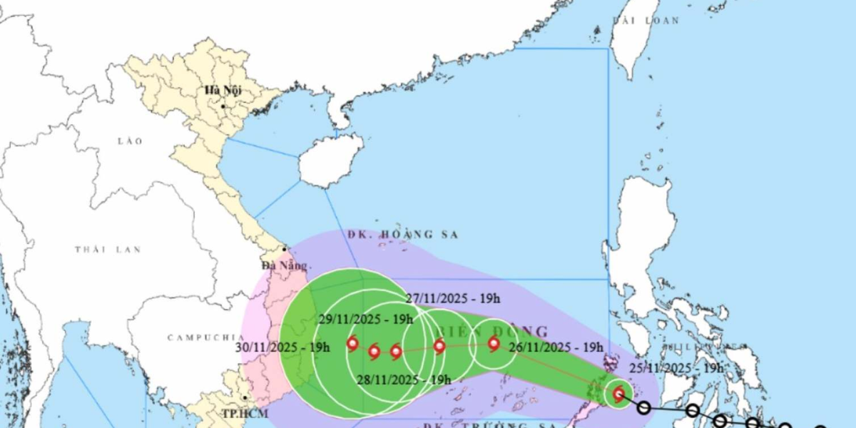 Diễn biến mới cơn bão số 15: Có nguy cơ gây thiên tai cấp 2, biển động mạnh, người dân cần hết sức lưu ý