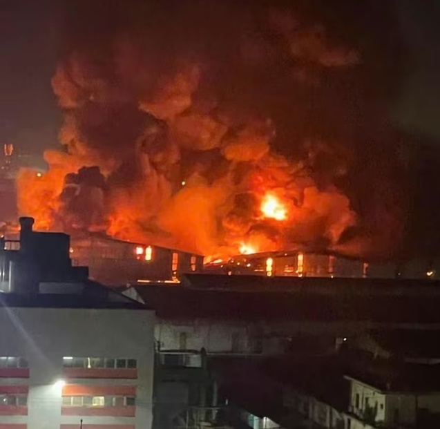 Hiện trường khói lửa bùng lên dữ dội, thiêu rụi 6.000m2 nhà xưởng sản xuất bỉm ở Bắc Ninh, thiệt hại tài sản khổng lồ