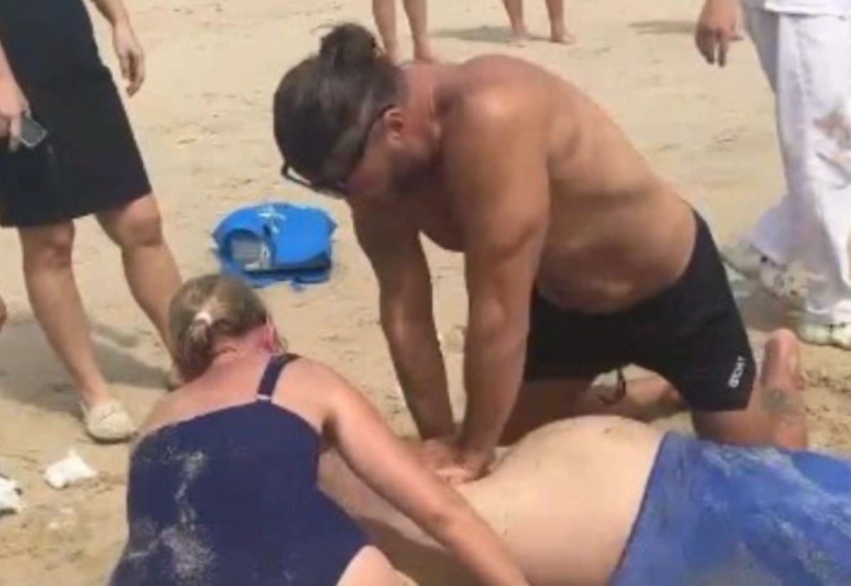 Hai du khách người nước ngoài đi tắm biển ở Bình Thuận bị cuốn trôi, một người không qua khỏi