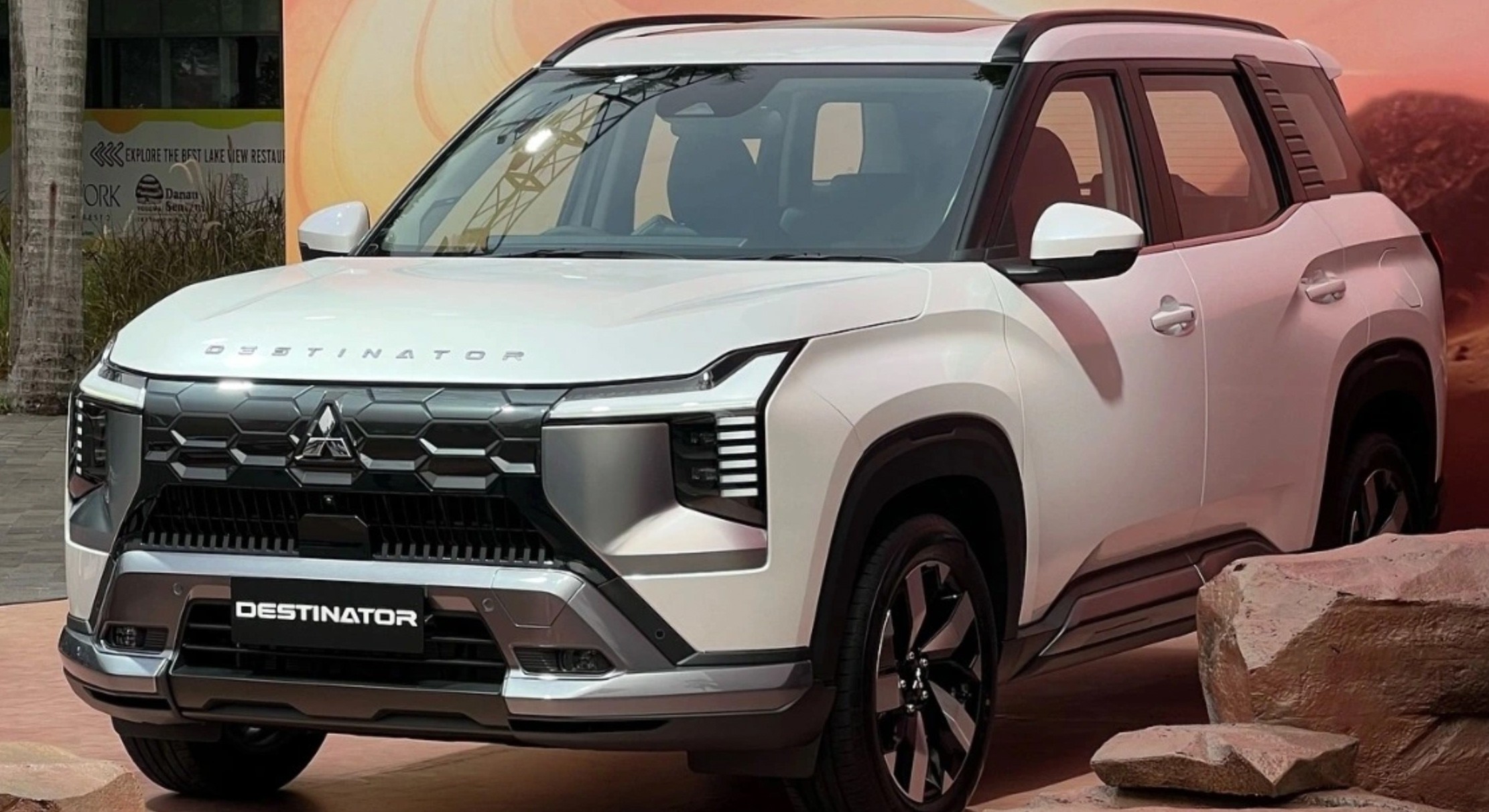 3mitsubishi-destinator-ra-mat-viet-nam-gia-tu-739-trieu-dong-thach-thuc-mazda-cx-5-hyundai-tucson-1764561753.jpg