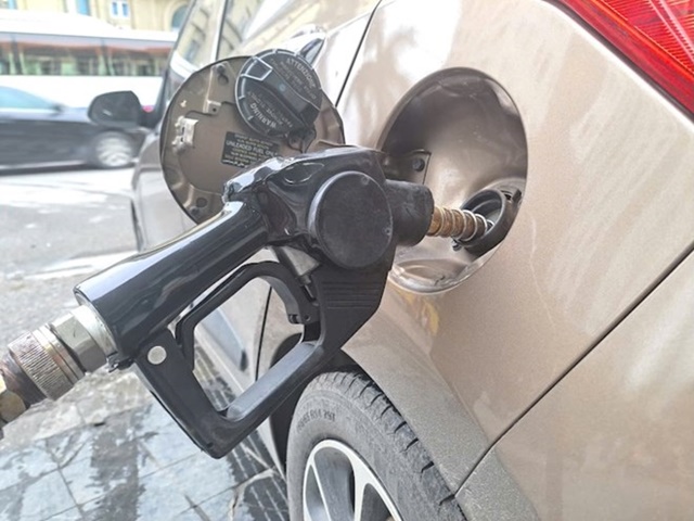 Giá xăng dầu hôm nay 1/12: Xăng dầu giảm mạnh, thị trường hưởng lợi áp lực dư cung toàn cầu