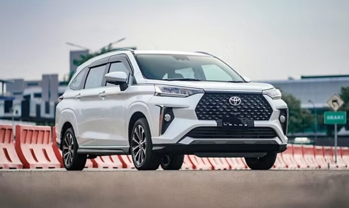 Giá xe Toyota Veloz Cross đầu tháng 11/2025 ở mức cực kỳ cạnh tranh, ‘soán ngôi’ Mitsubishi Xpander