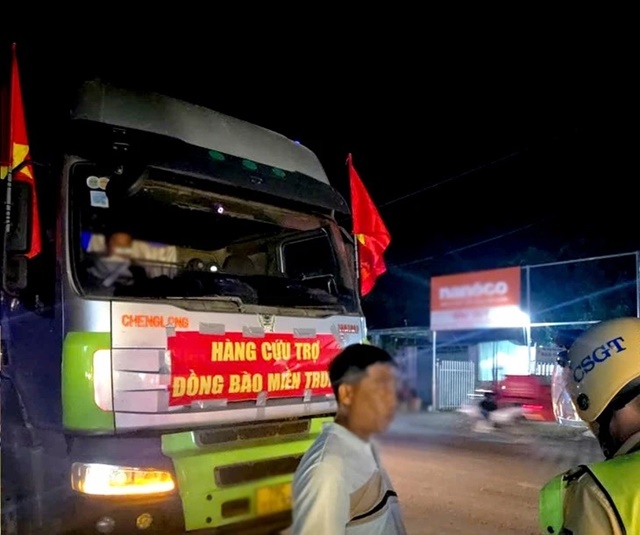 Bức xúc vụ việc chiếc xe container dán băng rôn ‘\'hàng cứu trợ đồng bào miền Trung\' để chở hàng quá tải trọng