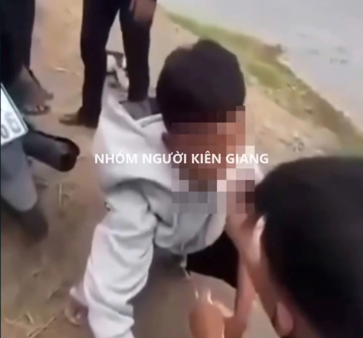 Phẫn nộ đoạn clip nam sinh bị nhóm bạn đánh, nhét vật lạ vào miệng trên đường vắng