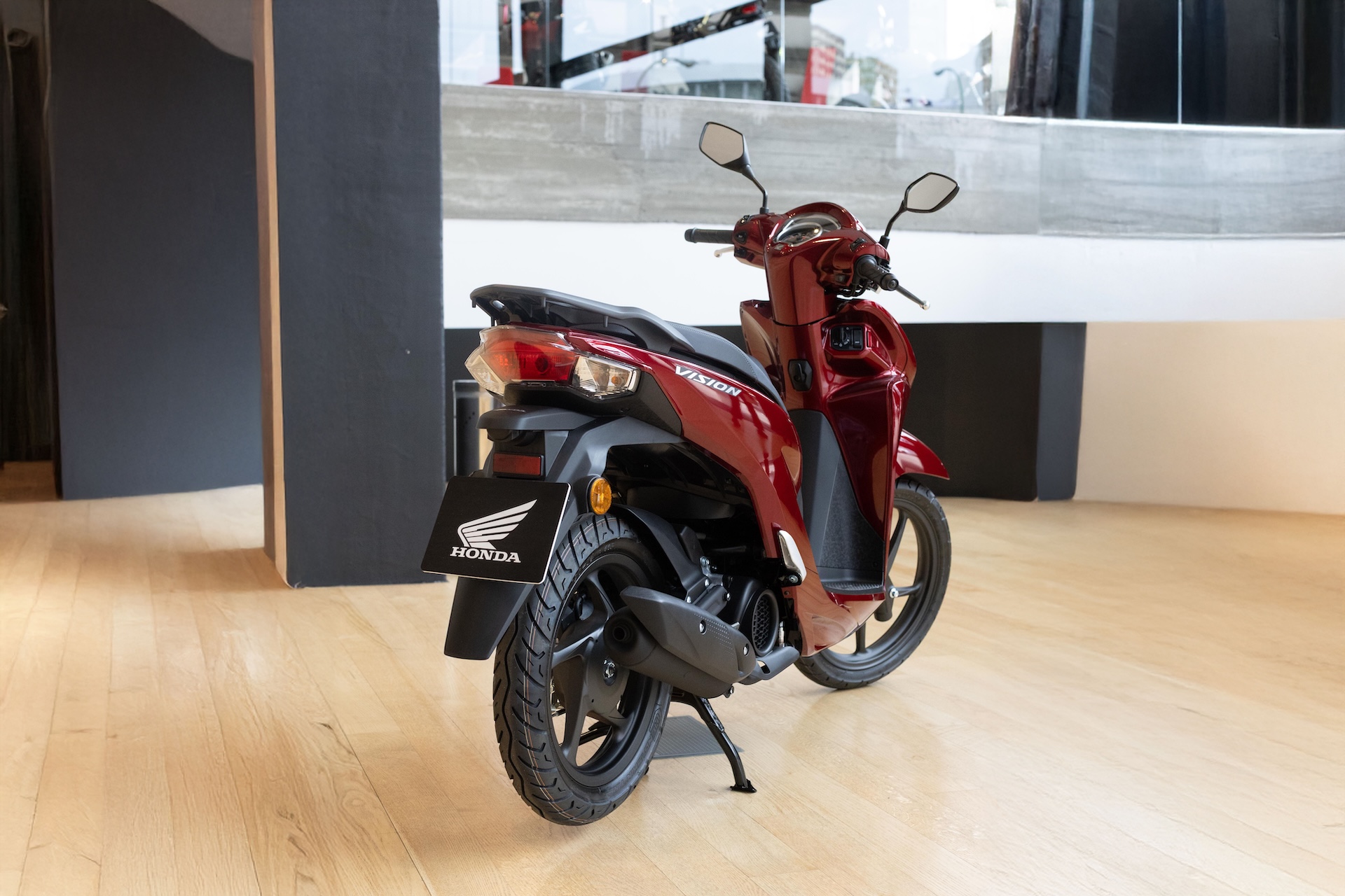 Honda chính thức ra mắt phiên bản mới của ‘Tiểu SH’ Vision, thêm màu sơn đẹp chưa từng có, giá \'mềm\'